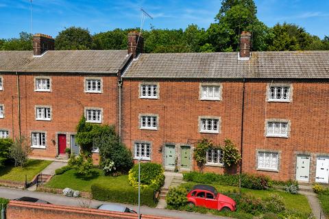 4 bed property, in Factory Lane East, £325,000