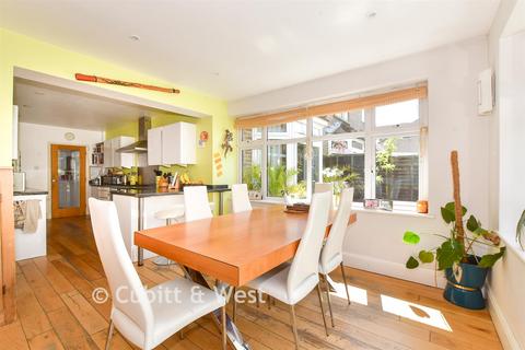 4 bed property, in Ford Road, £625,000