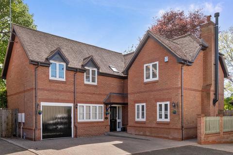 5 bed property, in 5 Cove Gardens, £850,000