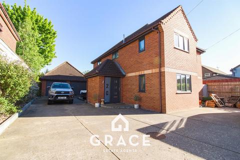 4 bed property, in Ashcroft Road, £425,000
