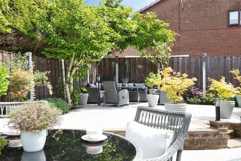 5 bed property, in Saltram Close, £540,000