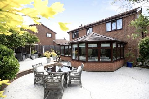 5 bed property, in Saltram Close, £540,000