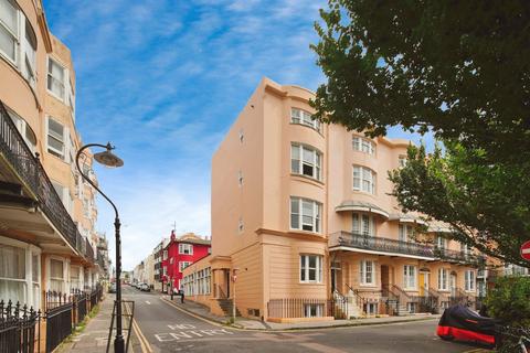 2 bed property, in Bedford Square, £240,000