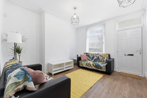 4 bed property, in Pomona Street, £260,000