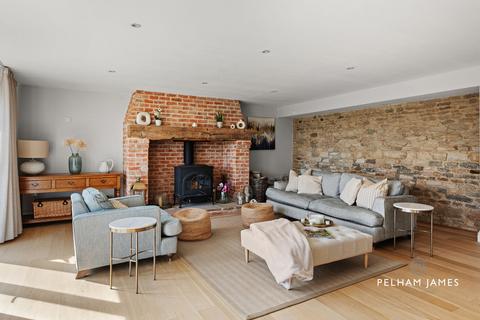 3 bed property, in Manor Farm Court, £650,000