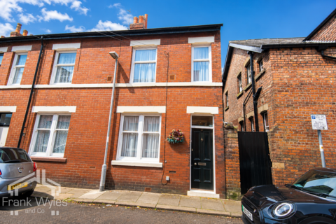 2 bed property, in North Clifton Street, £265,000