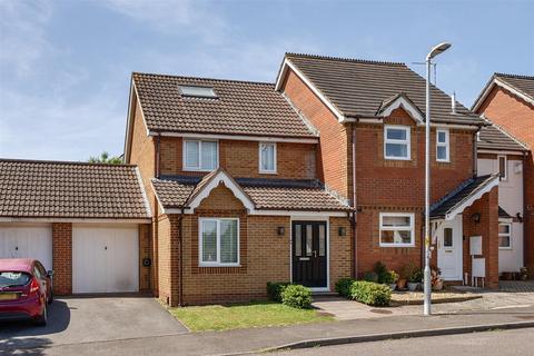 3 bed property, in Gleneagles Road, £365,000