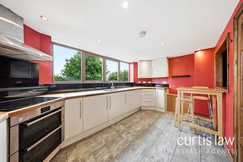 2 bed property, in Mellor Lane, £280,000