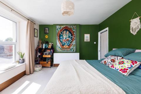 2 bed property, in Clouds Hill Road, £350,000