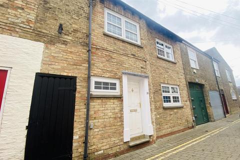 2 bed property, in High Street Back, £260,000