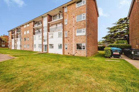 2 bed property, in Meadway Court, £230,000