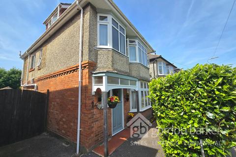 4 bed property, in St. Albans Road, £500,000