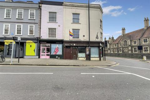 1 bed property, in West Street, £140,000