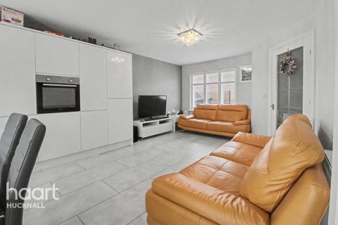 4 bed property, in Versailles Gardens, £300,000