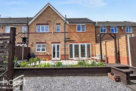 4 bed property, in Versailles Gardens, £300,000