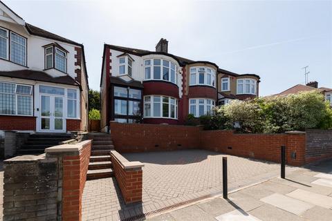 3 bed property, in Winchmore Hill Road, £730,000