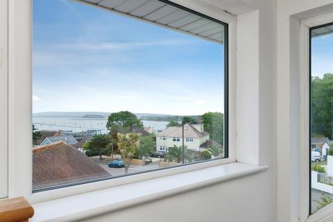 4 bed property, in Lake Drive, £850,000