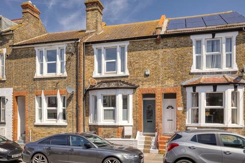 3 bed property, in St. Lukes Avenue, £225,000
