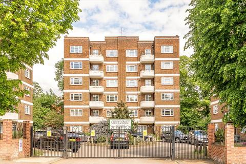 2 bed property, in Bollo Lane, £225,000