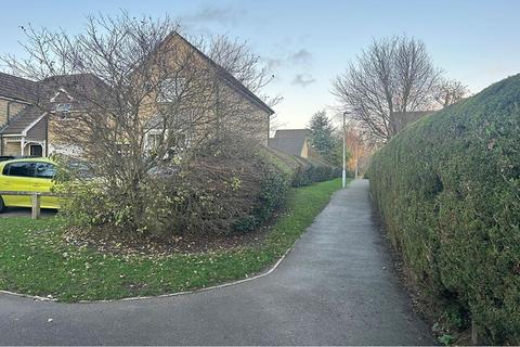Land, in Nightingale Walk, £1,000
