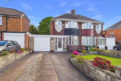 3 bed property, in Wyckham Road, £300,000