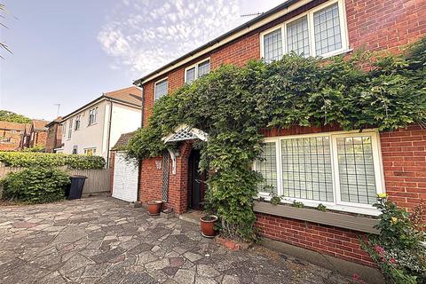 3 bed property, in Woodlea Drive, £850,000