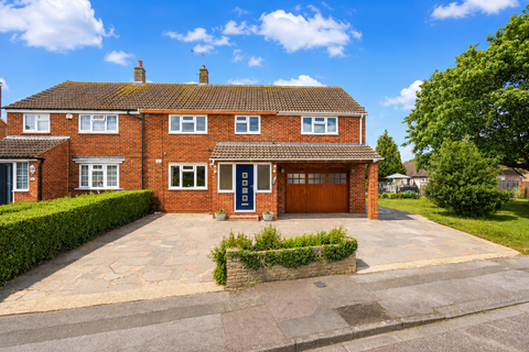 5 bed property, in Summerfield Close, £775,000
