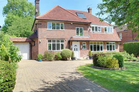 5 bed property, in Mymms Drive, £1,950,000
