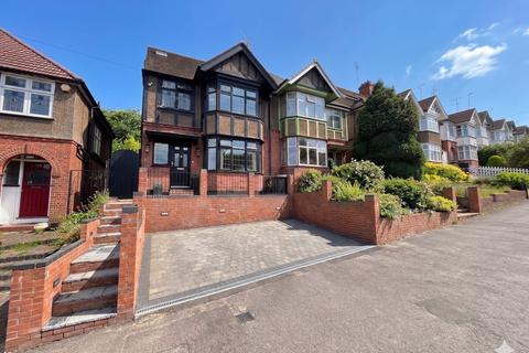 5 bed property, in Cutenhoe Road, £550,000