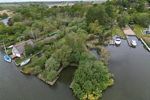 Land, in Boathouse Lane, £75,000