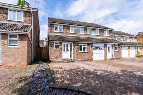 3 bed property, in Leafield Road, £350,000