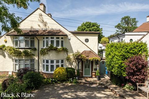 4 bed property, in Rodney Gardens, £825,000