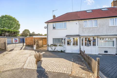 2 bed property, in Huntingdon Gardens, £510,000