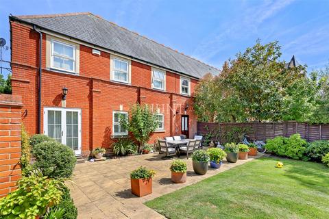 3 bed property, in Chapel Mews, £875,000