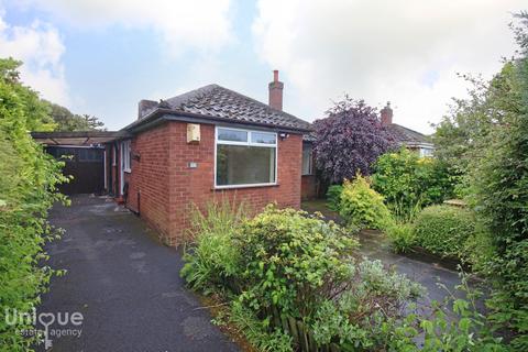 2 bed property, in Pinewood Avenue, £175,000