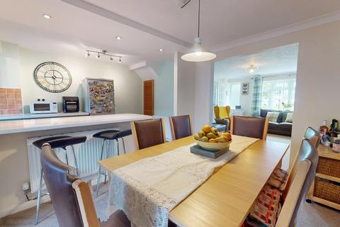 3 bed property, in Fennel Grove, £185,000