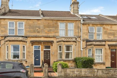 3 bed property, in Ringwood Road, £390,000