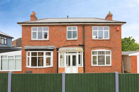 2 bed property, in Birches Barn Avenue, £250,000