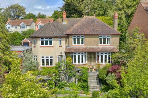 5 bed property, in The Roman Way - with stunning garden, £750,000