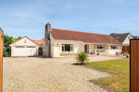 4 bed property, in Oaks Drive, £825,000