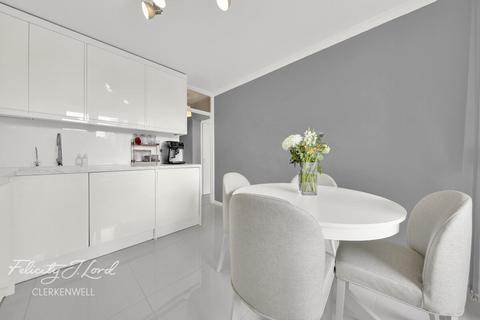 2 bed property, in Peerless Street, £550,000