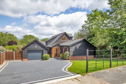 5 bed property, in Longfield Avenue, £800,000