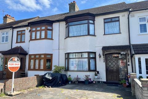 3 bed property, in Hillcrest Road, £450,000