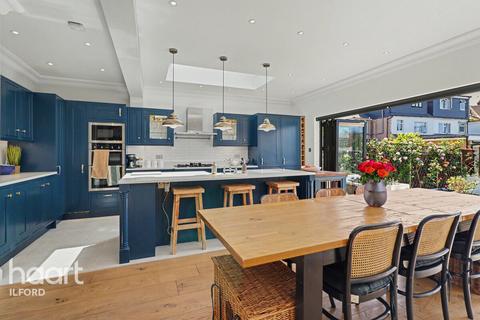 4 bed property, in The Drive, £750,000