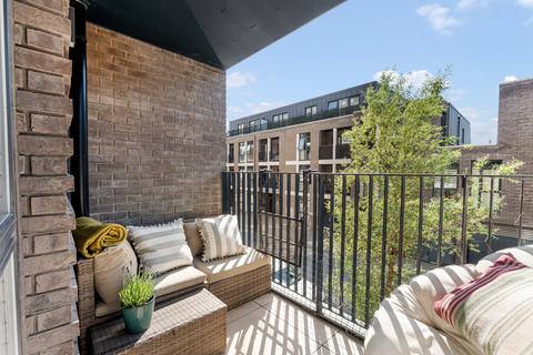 1 bed property, in Ravensbury Terrace, £425,000