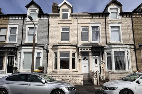 4 bed property, in Morecambe LA4, £150,000