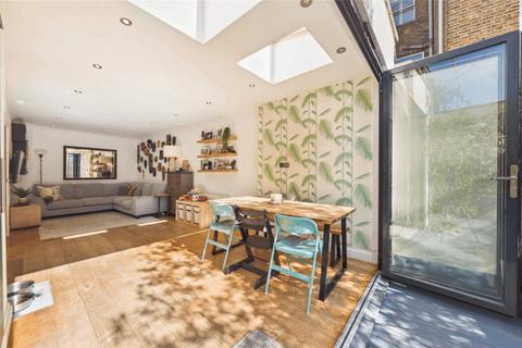 5 bed property, in Pleydell Avenue, £850,000