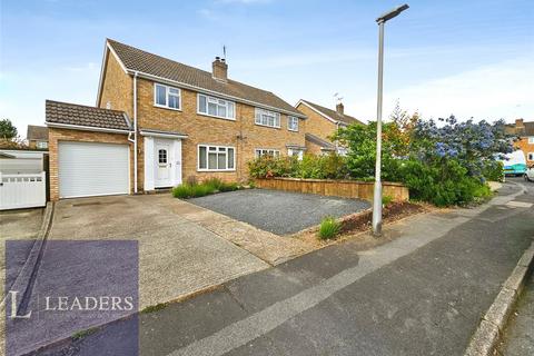 3 bed property, in Bois Hall Gardens, £350,000