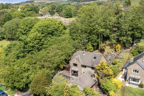 4 bed property, in Heys Close, £495,000