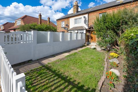 2 bed property, in Vale Grove, £375,000